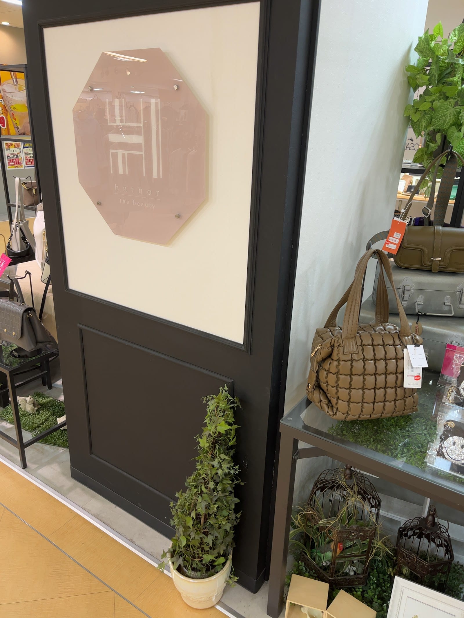 nail & eyelash Hathor -ハトル(市川)のメンズ眉毛サロン店内写真 1枚目