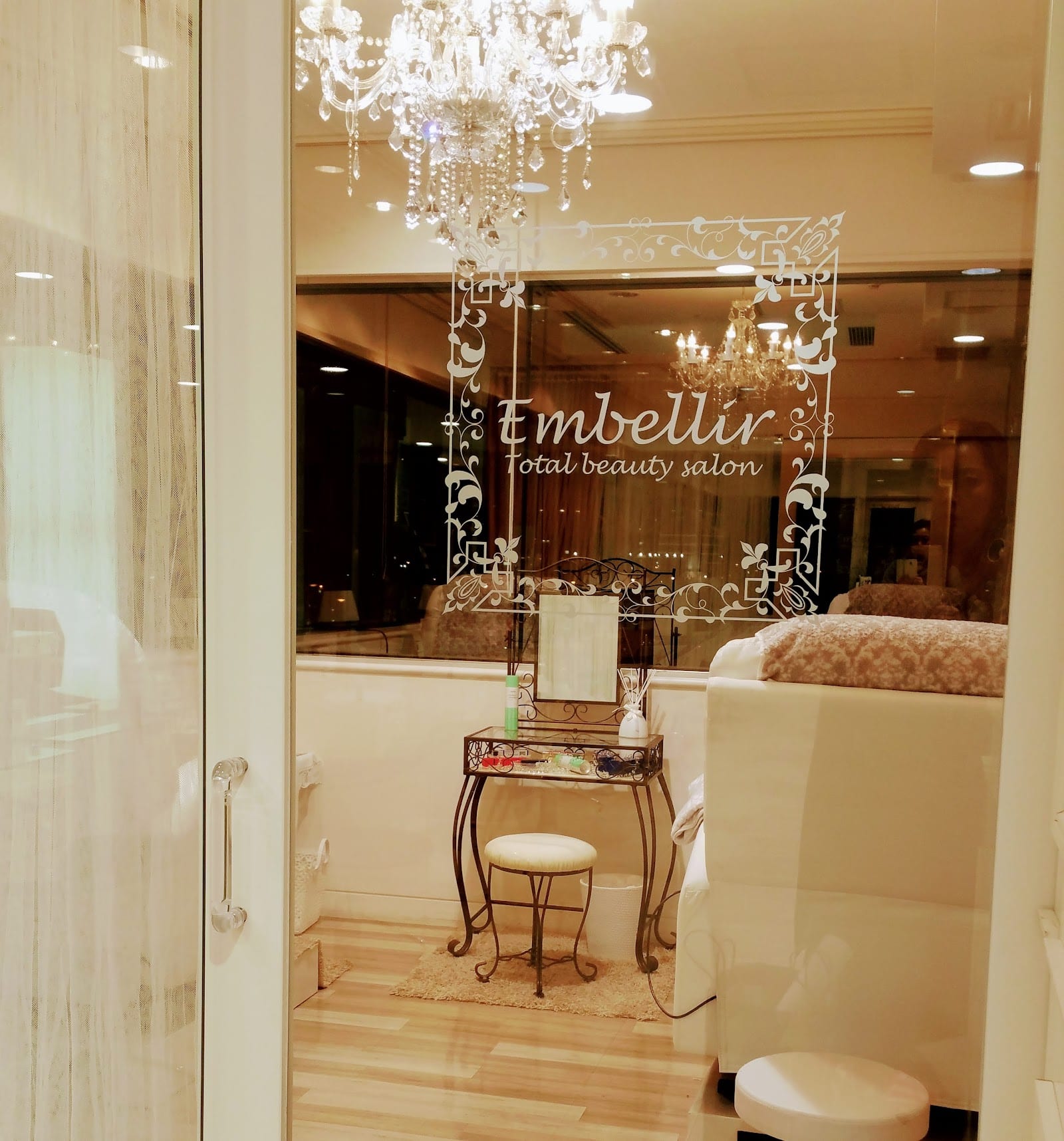 Embellir 横浜 平沼 まつ毛パーマ アイブロウ LEDエクステ パリジェンヌ 眉毛(横浜)のメンズ眉毛サロン店内写真 1枚目