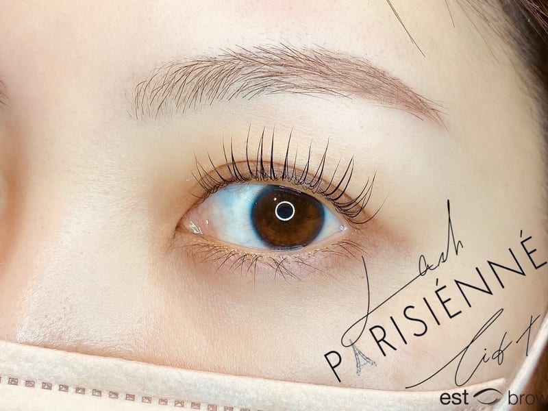眉毛・まつげパーマ専門サロン est brow 麻布十番店の店内写真3