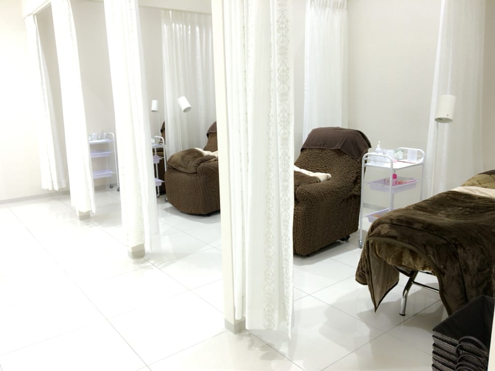 Eyelash Salon Blanc~まつげエクステと眉の専門美容室~ ヴェルサウォーク西尾店(西尾)のメンズ眉毛サロン店内写真 1枚目