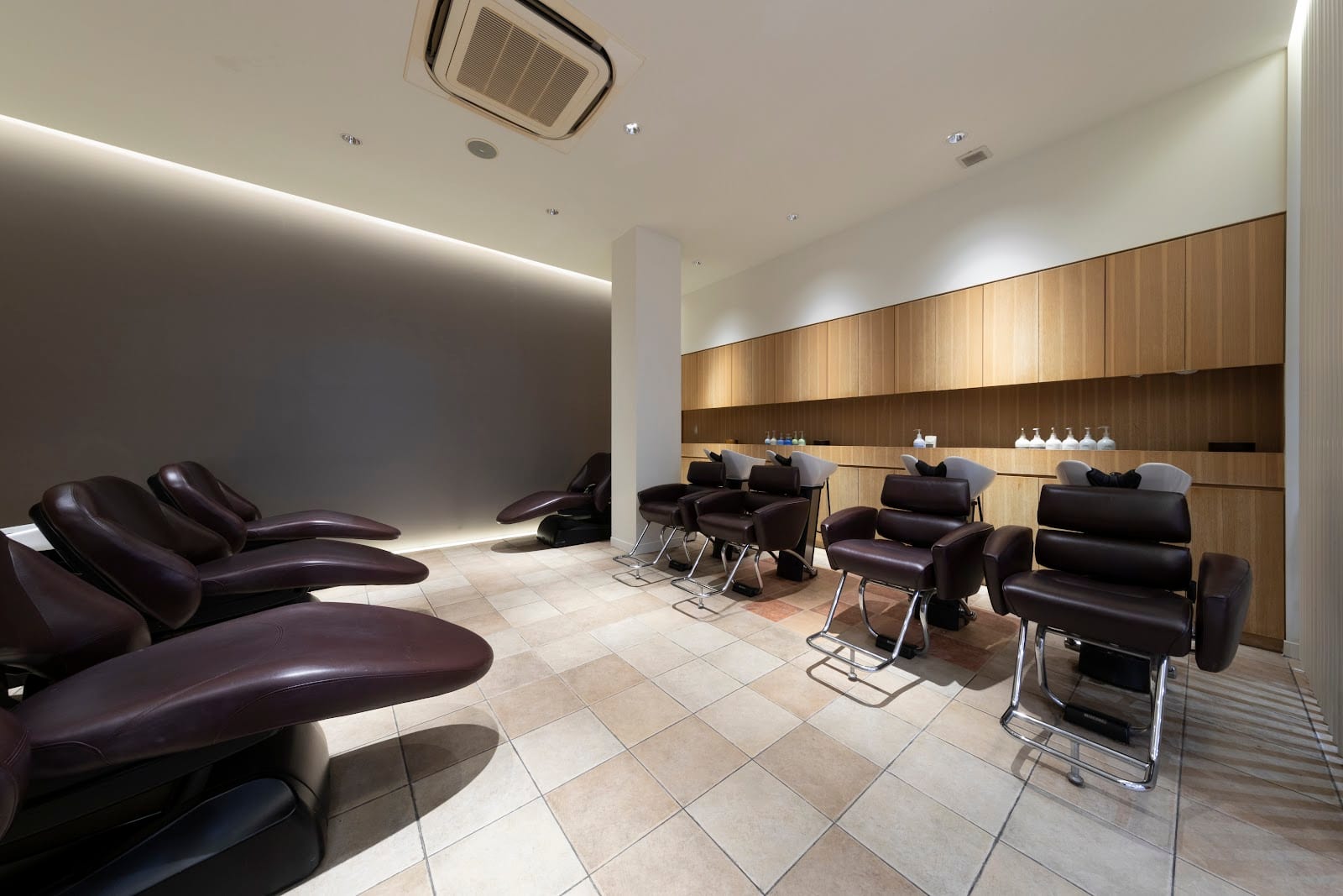 パラジェル登録店 美爪シェラック M.SLASH AVEDA 自由が丘(自由が丘)のメンズ眉毛サロン店内写真 1枚目