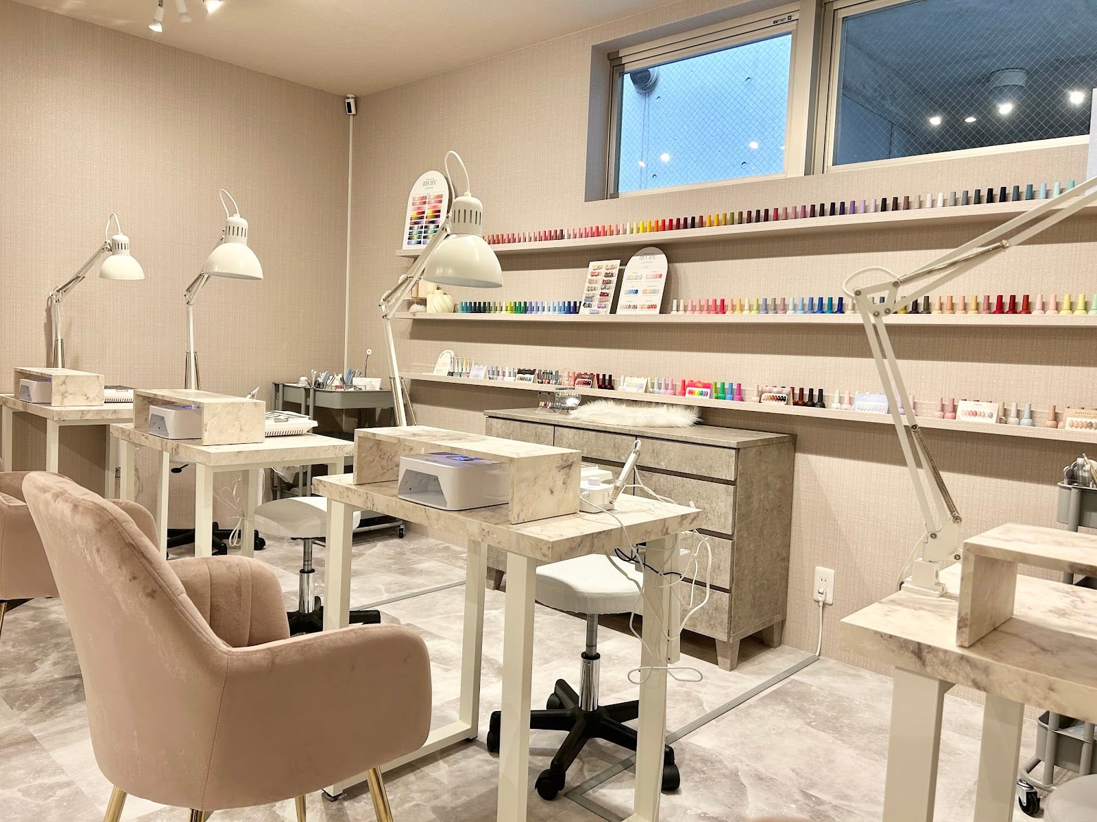 naileyesalon&school Lycka(三宮)のメンズ眉毛サロン店内写真 1枚目