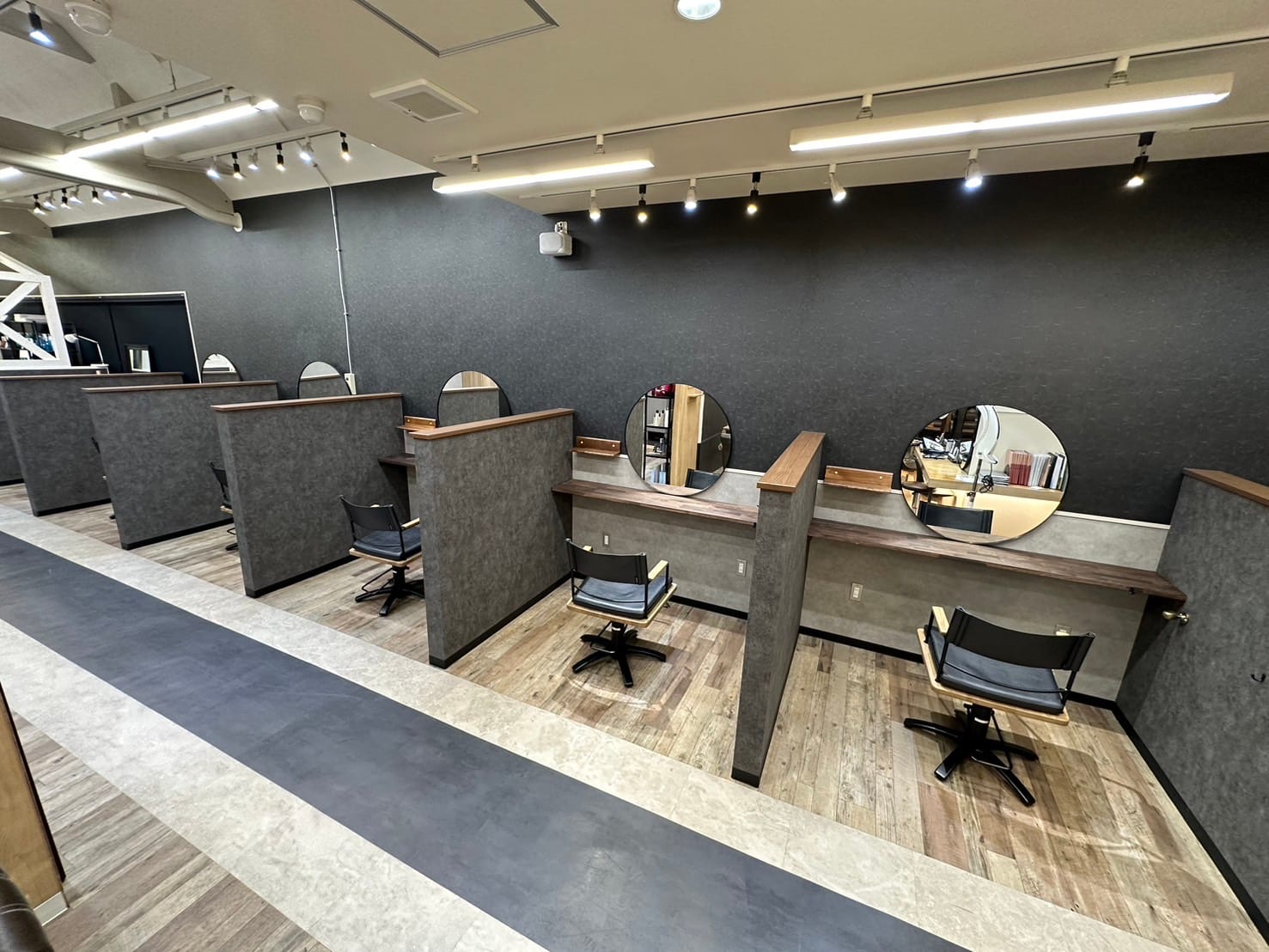 目元の美眉・美まつ毛専門店&指先の美爪・美指の専門店 threelash&elf.nail下上津役店（北九州）のメンズ眉毛サロン店内写真 1枚目