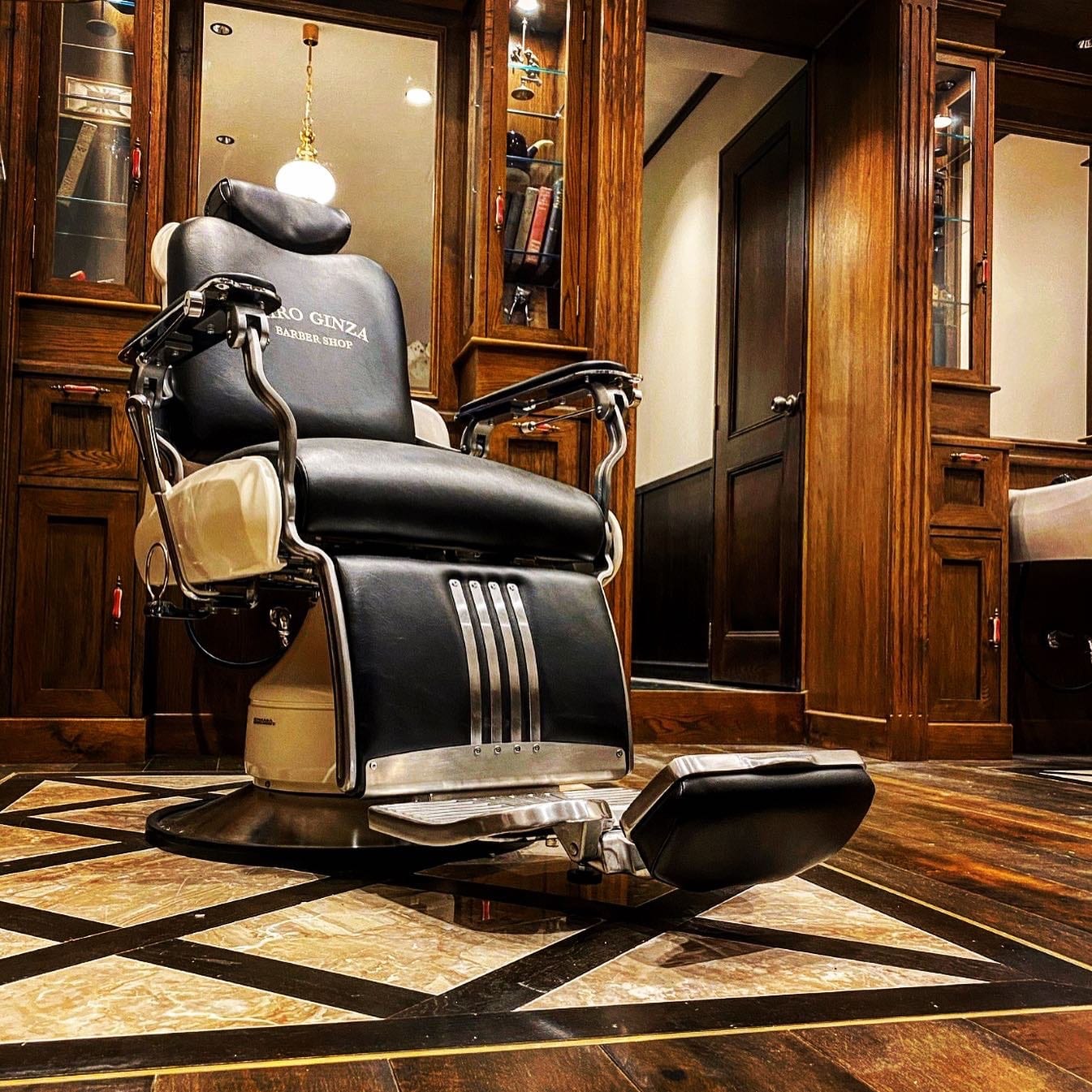 Shaving & Bridal BARBER SHOP 神楽坂店（御茶ノ水）のメンズ眉毛サロン店内写真 1枚目