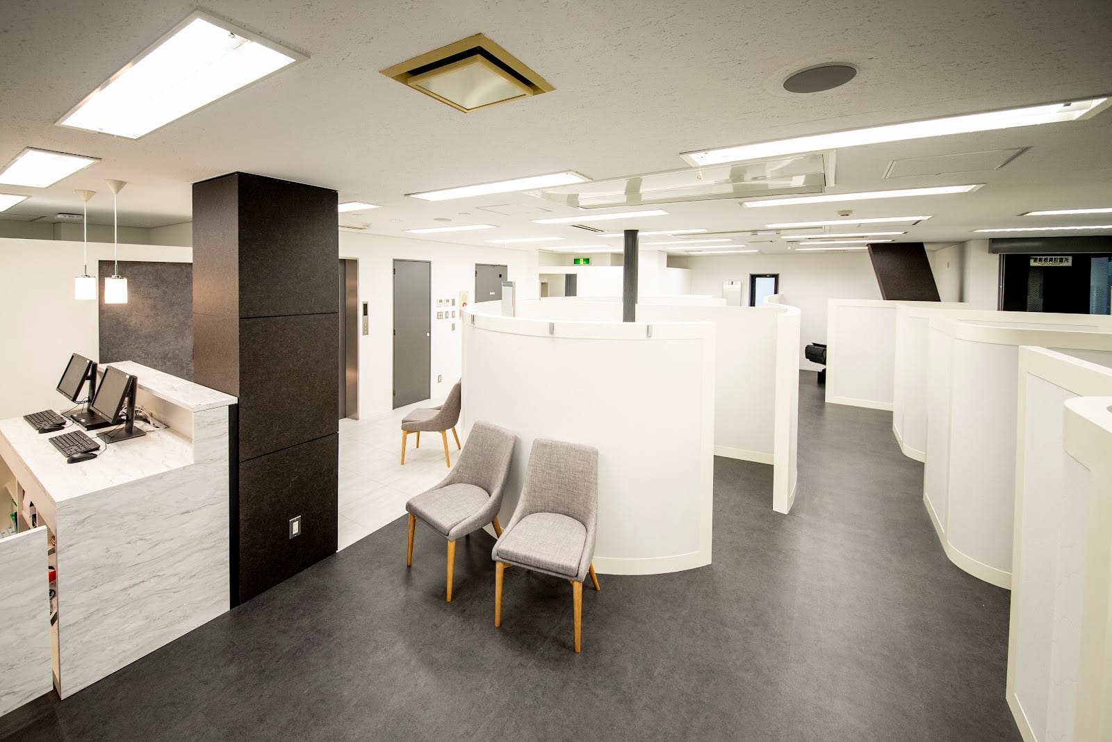 眉毛・まつ毛パーマ専門サロン エサージュ新宿店（代々木）のメンズ眉毛サロン店内写真 1枚目