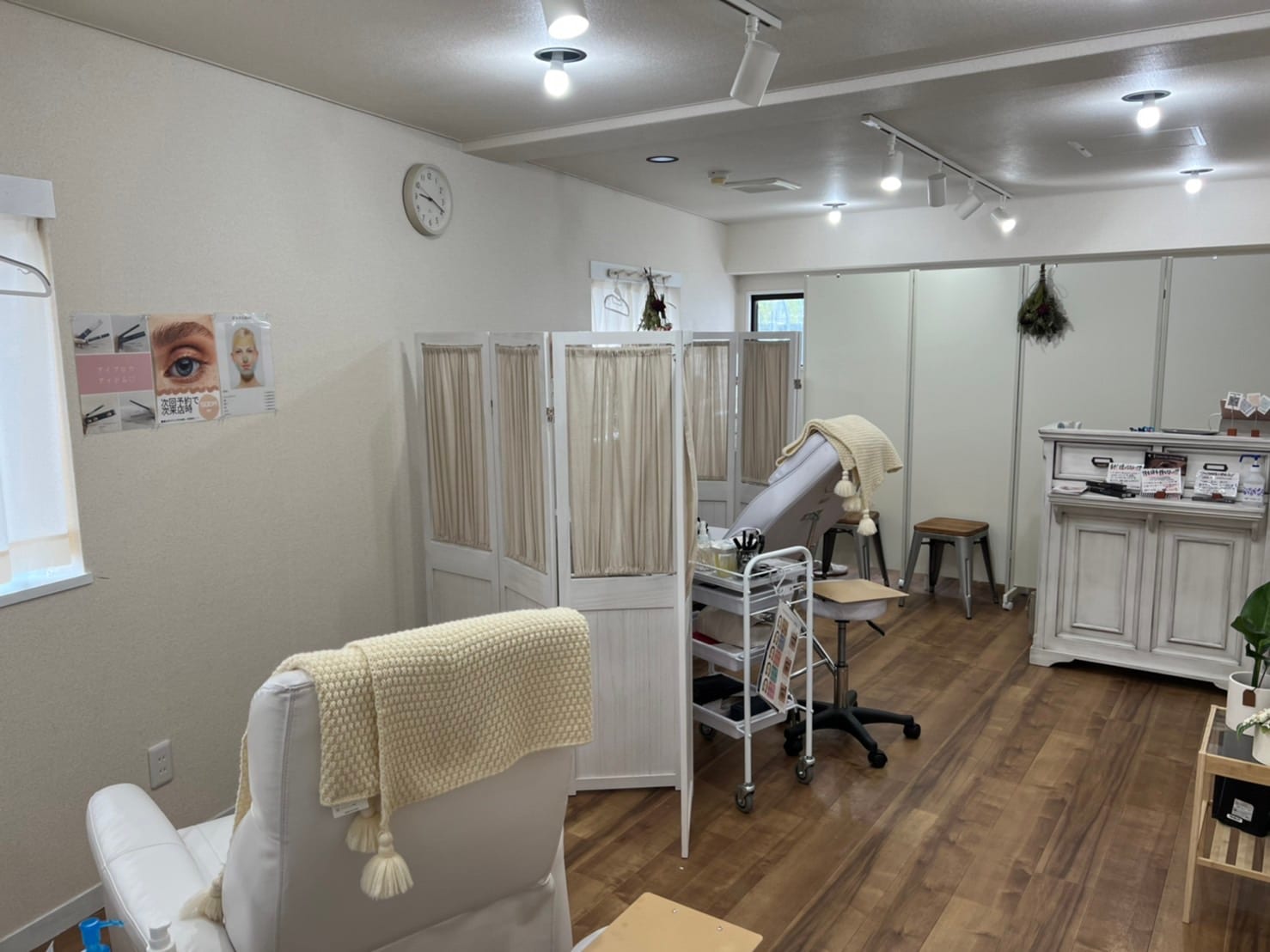WHITE EYE 渋谷(渋谷)のメンズ眉毛サロン店内写真 1枚目