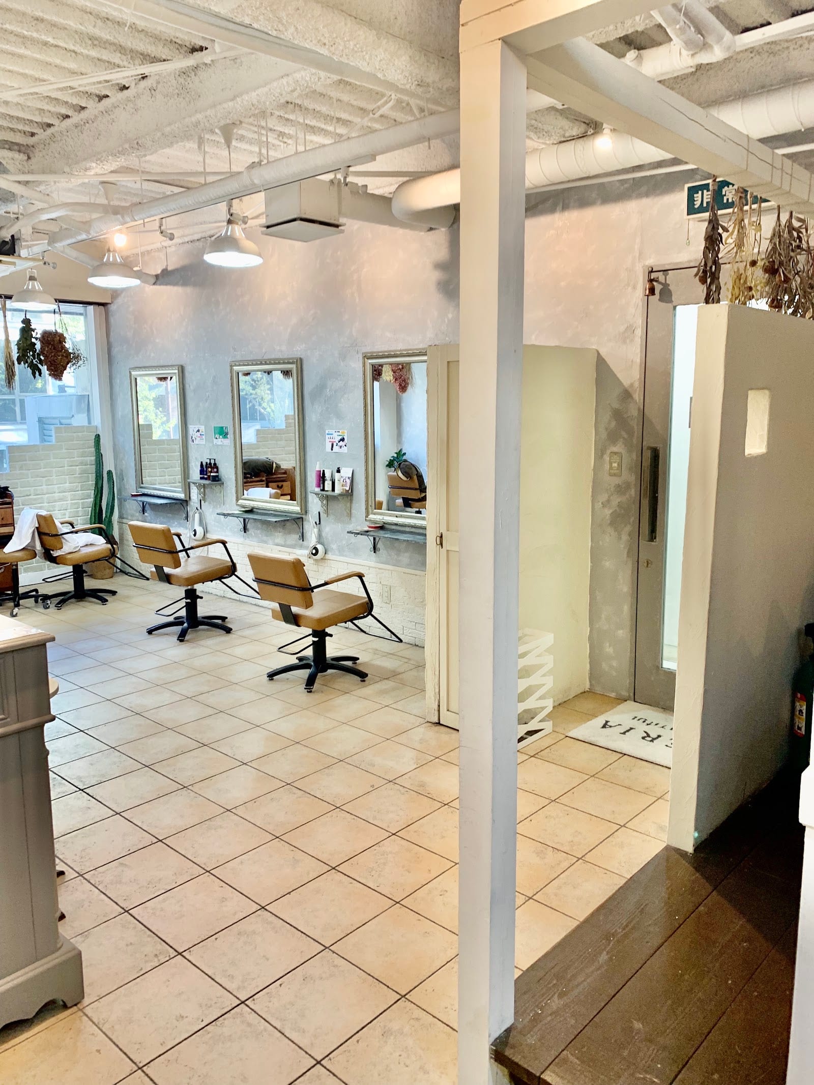 アイブロウ専門店 EYEBROW SALON ROCCA上津バイパス店（久留米）のメンズ眉毛サロン店内写真 1枚目