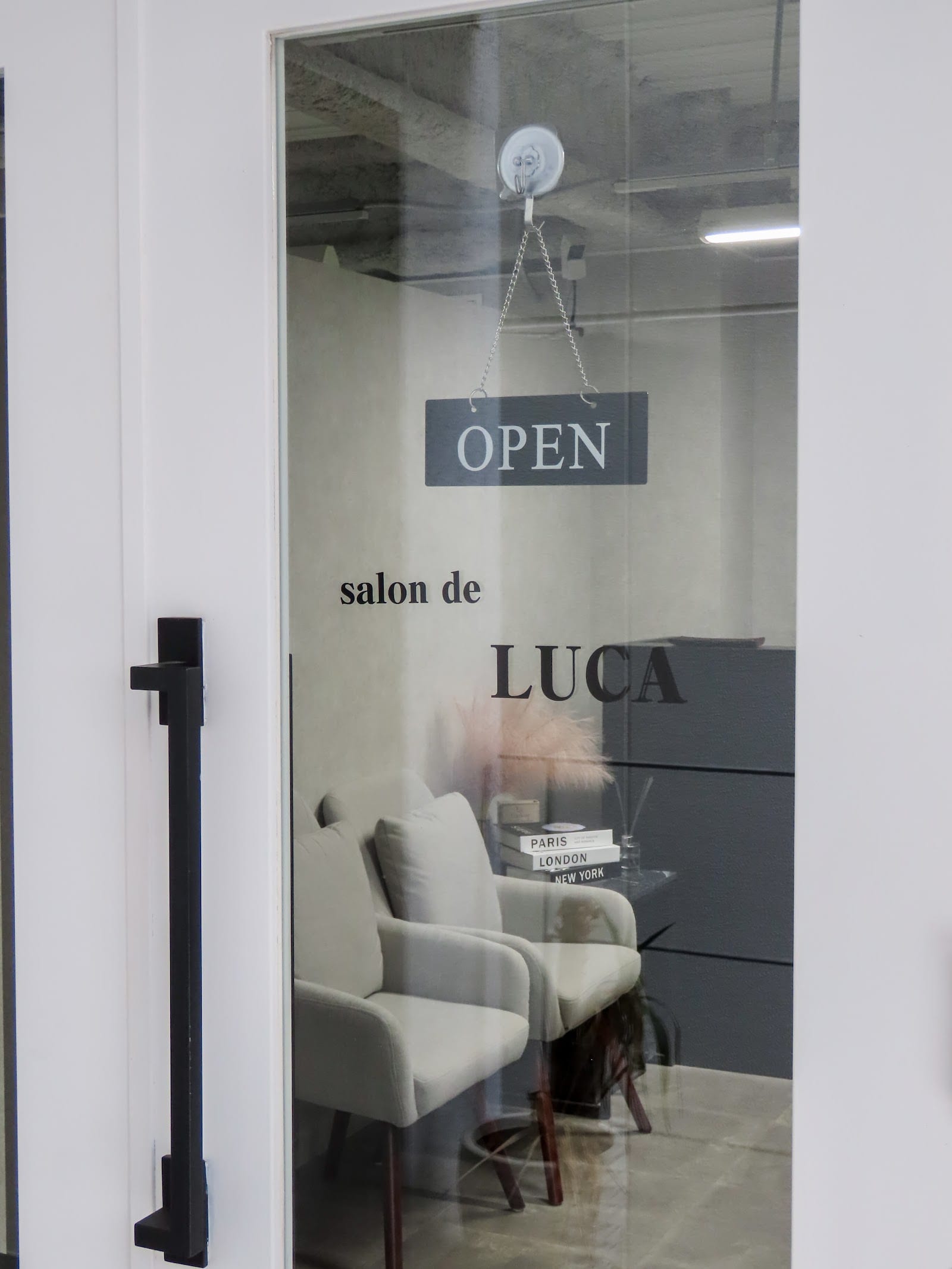 salon de LUCA(亀有)のメンズ眉毛サロン店内写真 1枚目