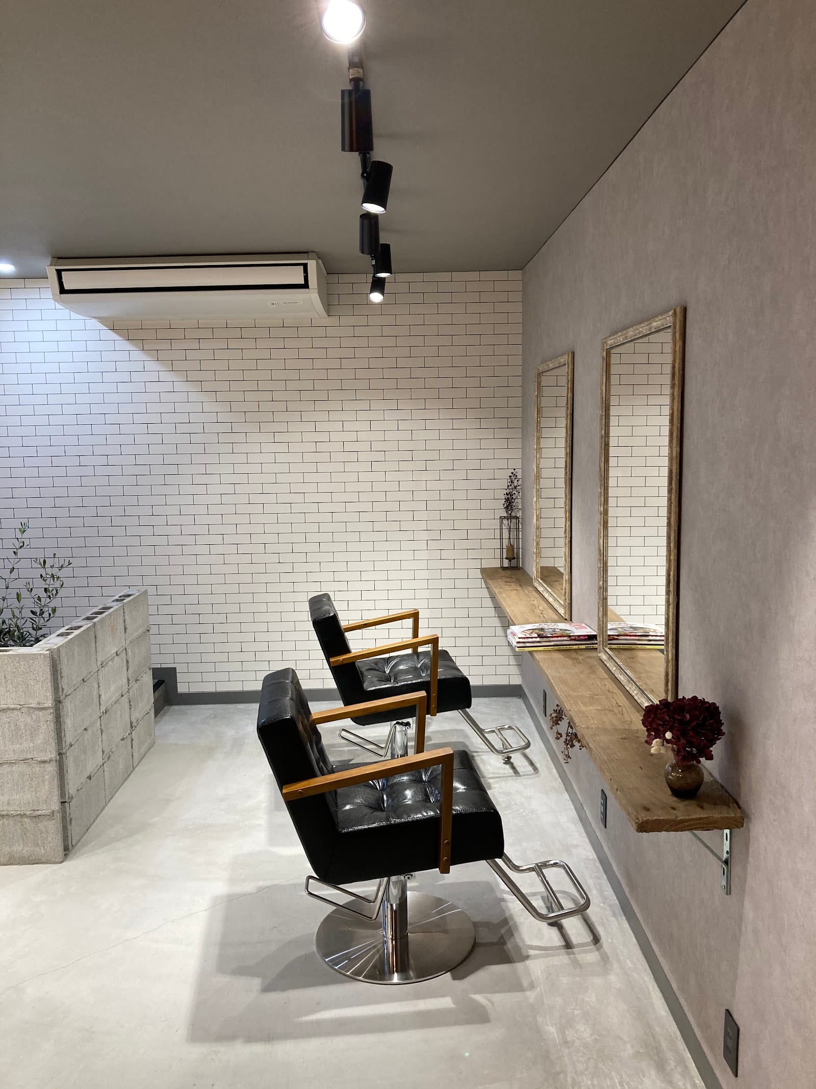 Drop EYEDESIGN(鳥栖)のメンズ眉毛サロン店内写真 1枚目