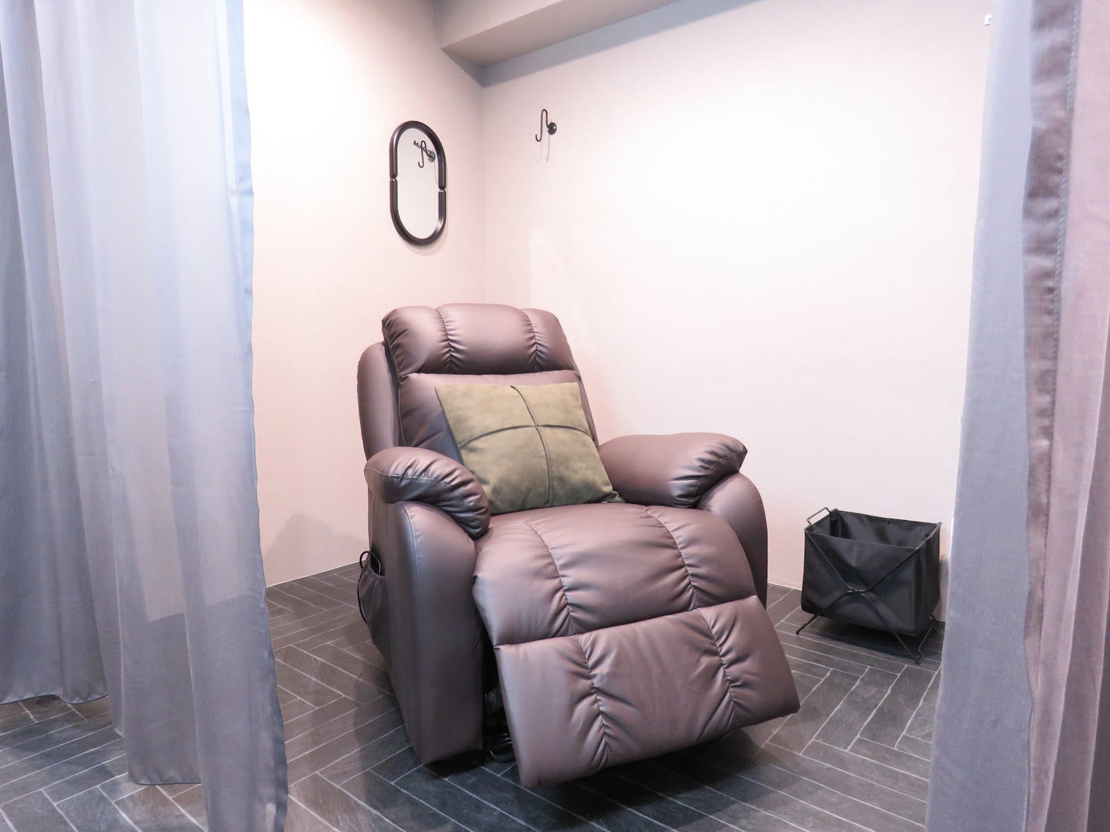 Mode!? 池袋西口店（池袋）のメンズ眉毛サロン店内写真 1枚目