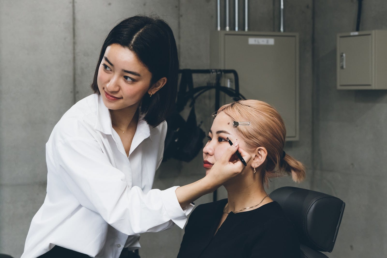 ーHBL、眉毛、まつげパーマ、ワックス脱毛、パリジェンヌ(渋谷)のメンズ眉毛サロン店内写真 1枚目