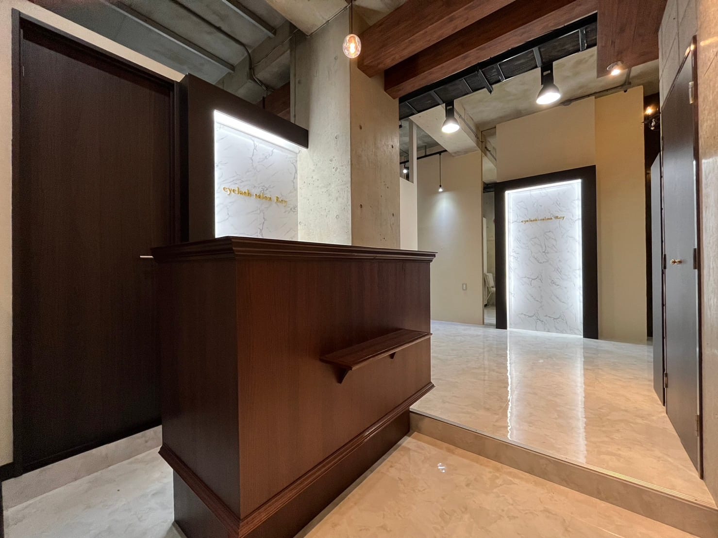 完全個室 eyelash salon Rey 鹿児島店 まつげパーマパリジェンヌ(鹿児島)のメンズ眉毛サロン店内写真 1枚目