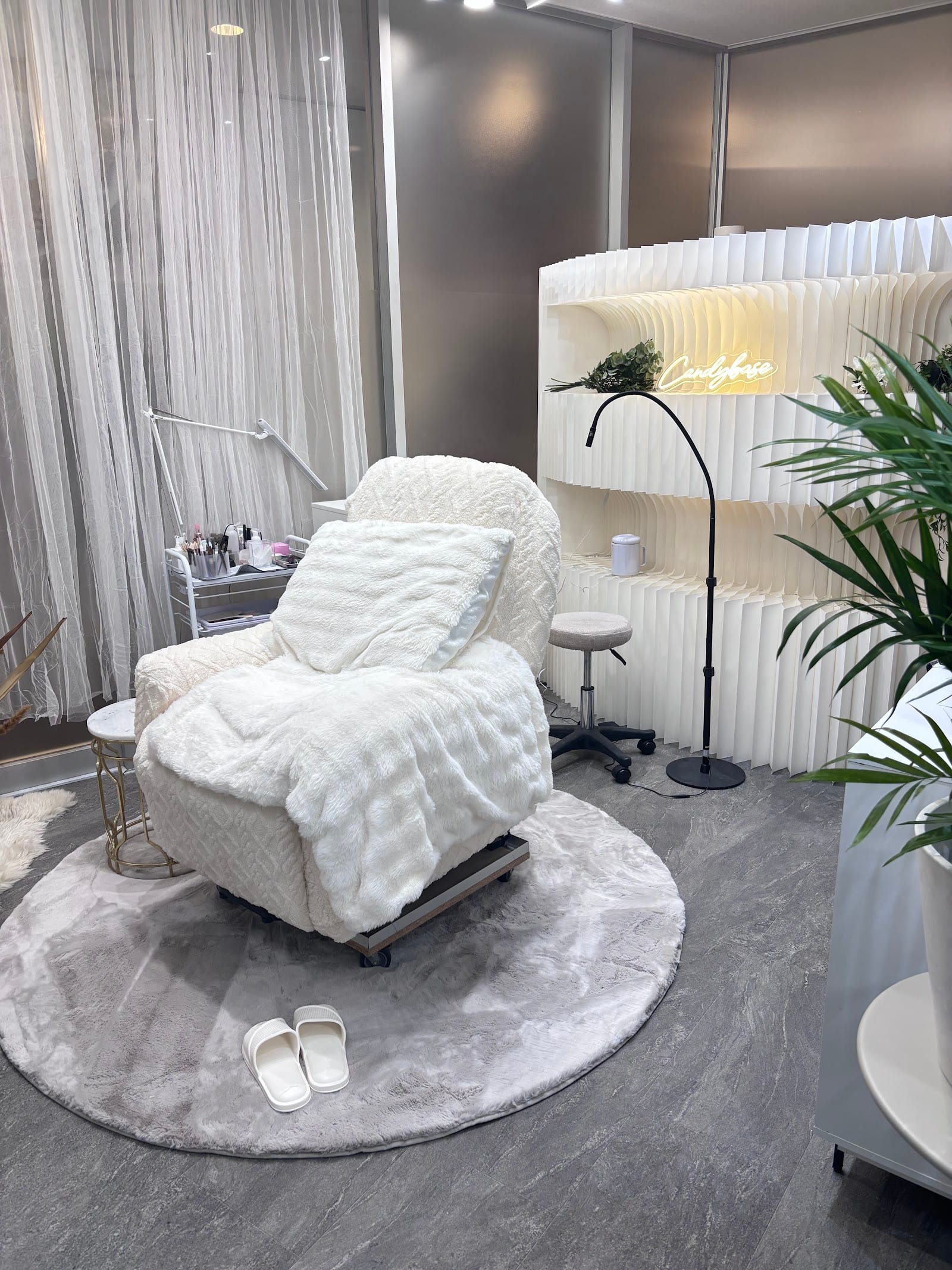 Nail&Eyelash Candybase Tokyo 広尾/ラッシュリフト/LEDマツエク/似合わせ眉毛(広尾)のメンズ眉毛サロン店内写真 1枚目