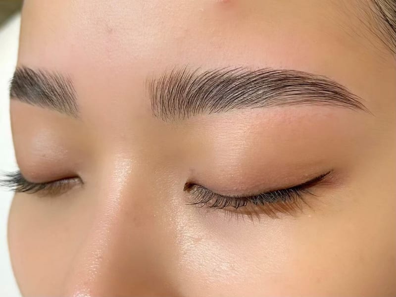 Lily 沖縄新都心 eye&nailアイブロウ パリジェンヌ まつげパーマ ネイルの店内写真2