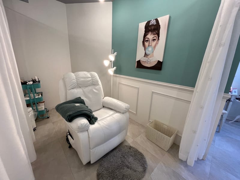 まつ毛パーマ&眉毛サロン SSIN STUDIO 新越谷店の店内写真3