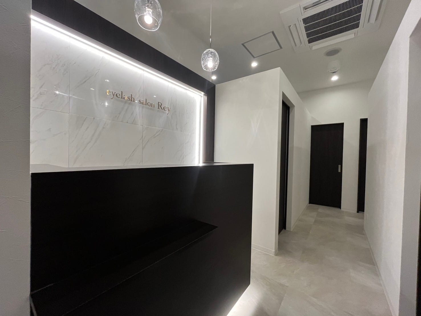 完全個室eyelash salon Rey宮崎駅東店 まつげパーマパリジェンヌ（宮崎）のメンズ眉毛サロン店内写真 1枚目