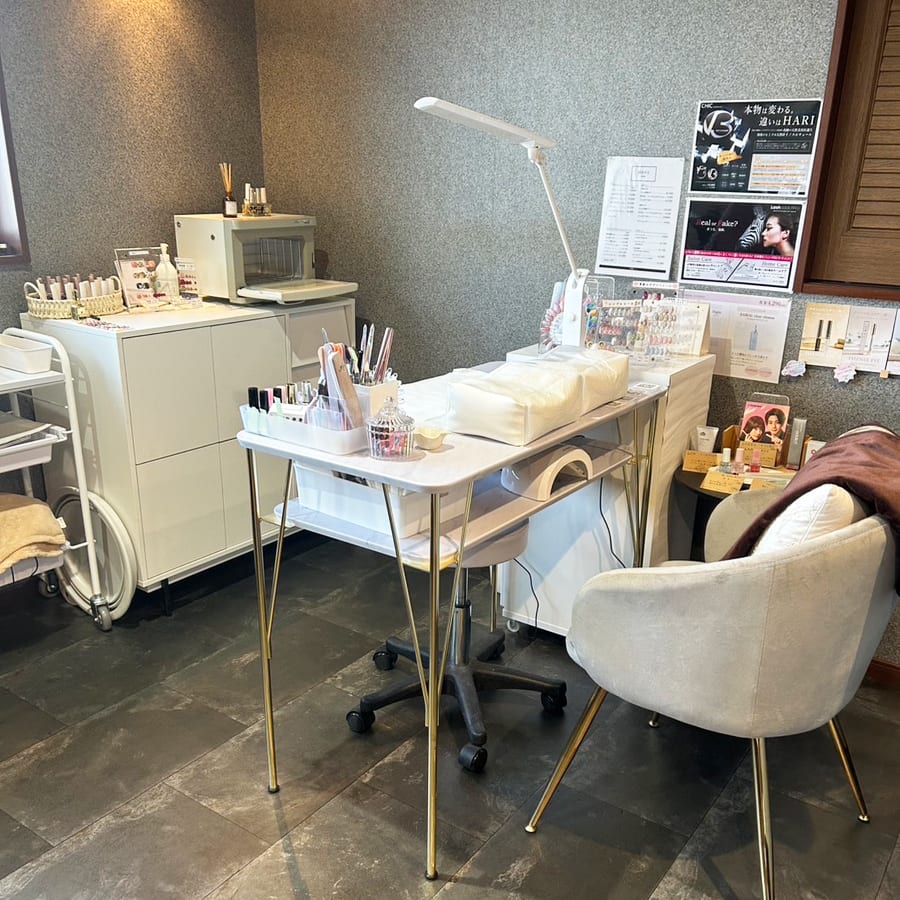 CHIC de Honjo eyelash&nail(由利本荘)のメンズ眉毛サロン店内写真 1枚目