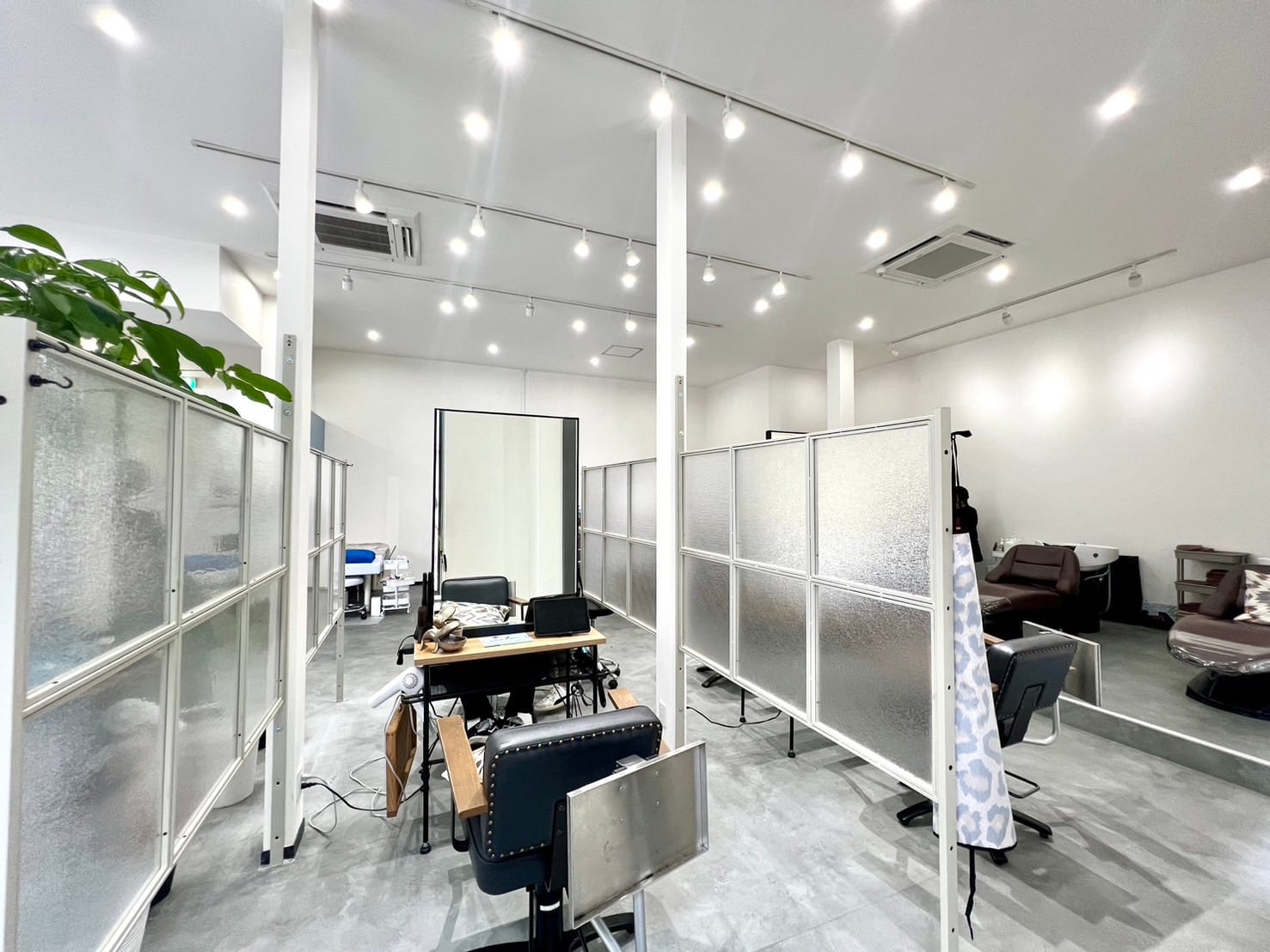 土曜日のクジラ 黒崎店 eyelash&brow（北九州）のメンズ眉毛サロン店内写真 1枚目