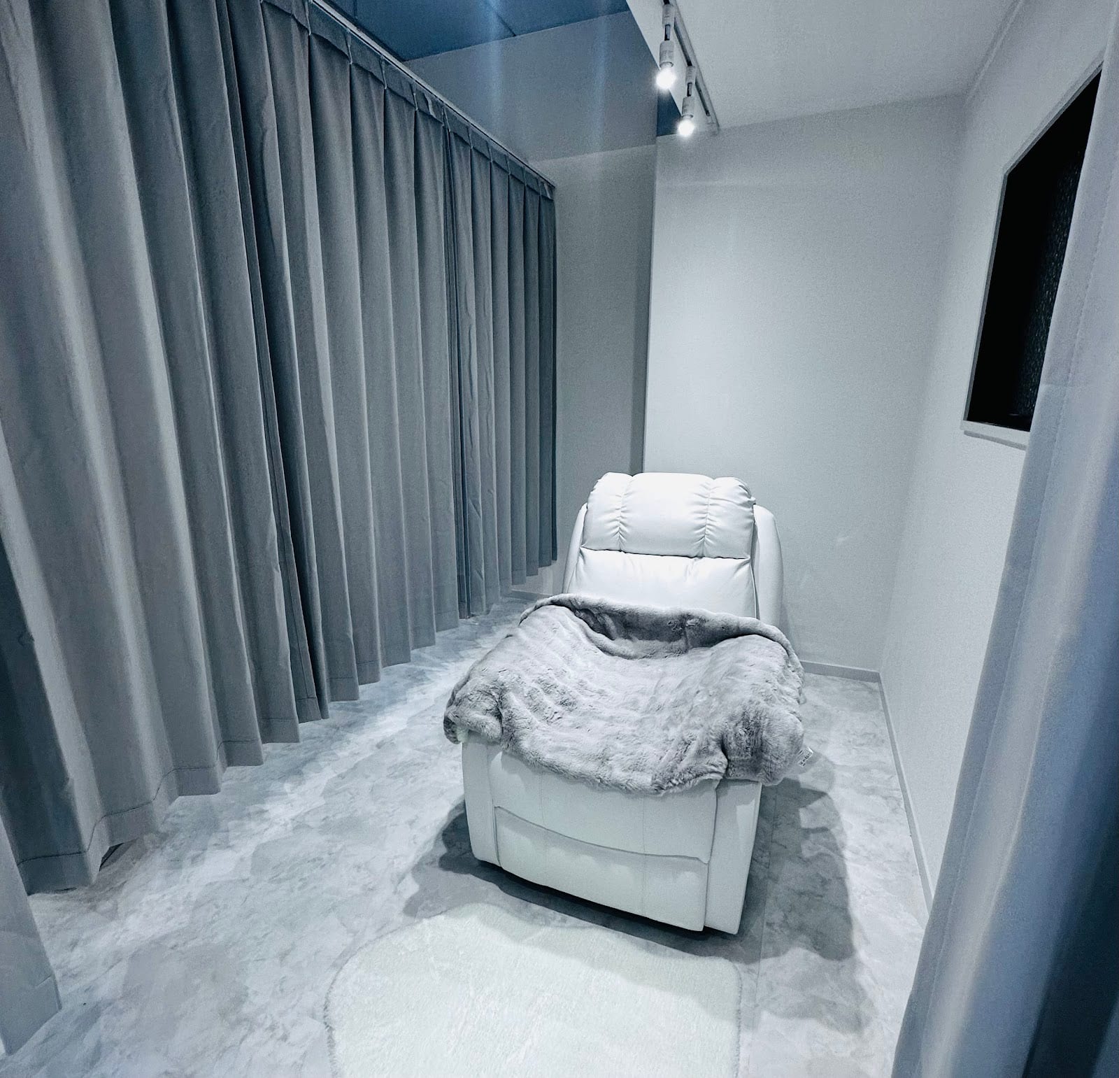 eyebrow salon Mond 渋谷道玄坂(渋谷)のメンズ眉毛サロン店内写真 1枚目