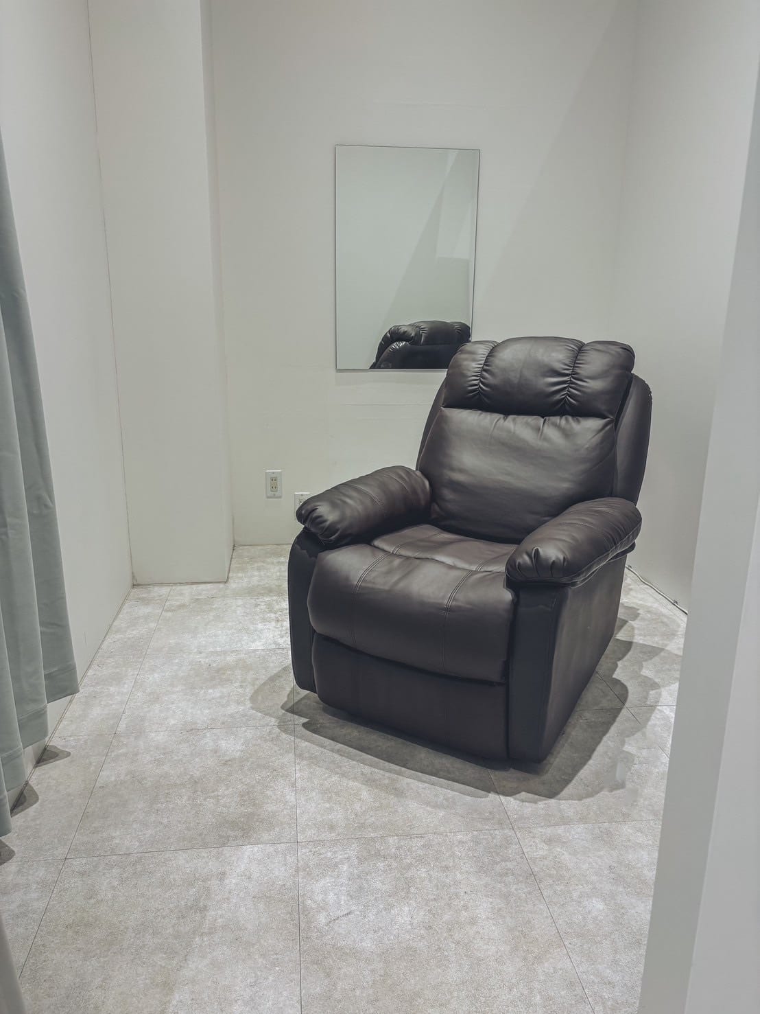 眉毛とまつげパーマ専門店BROW+栄店(久屋大通)のメンズ眉毛サロン店内写真 1枚目