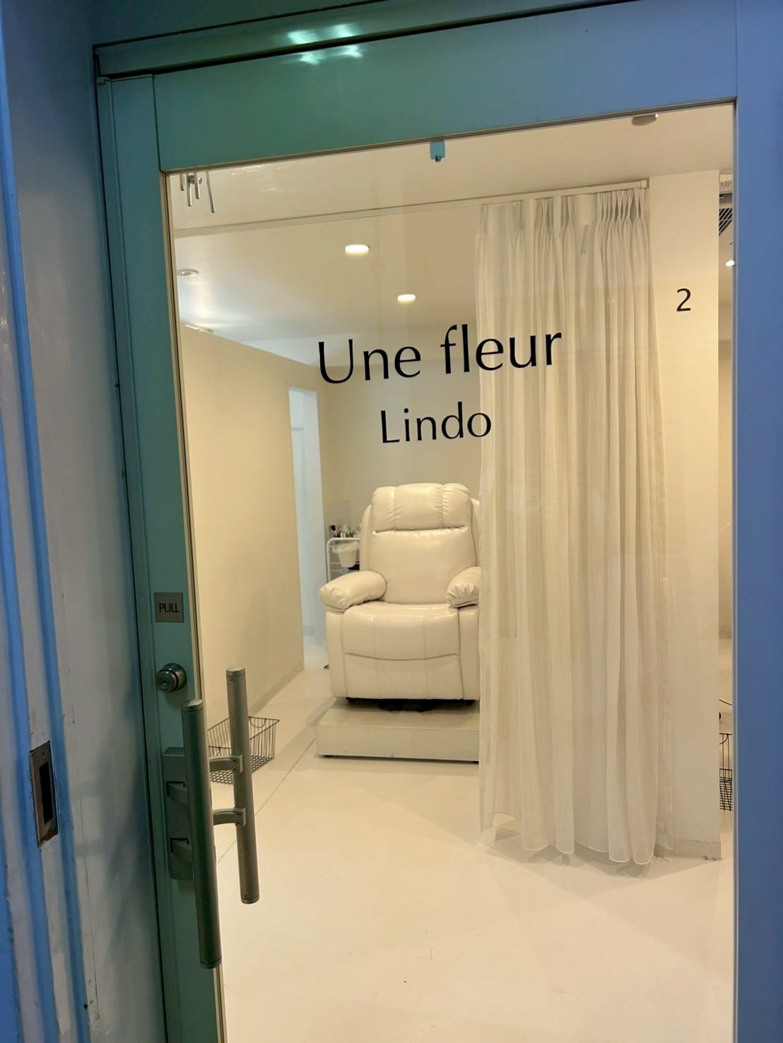 Une fleur Lindo 銀座店（銀座）のメンズ眉毛サロン店内写真 1枚目