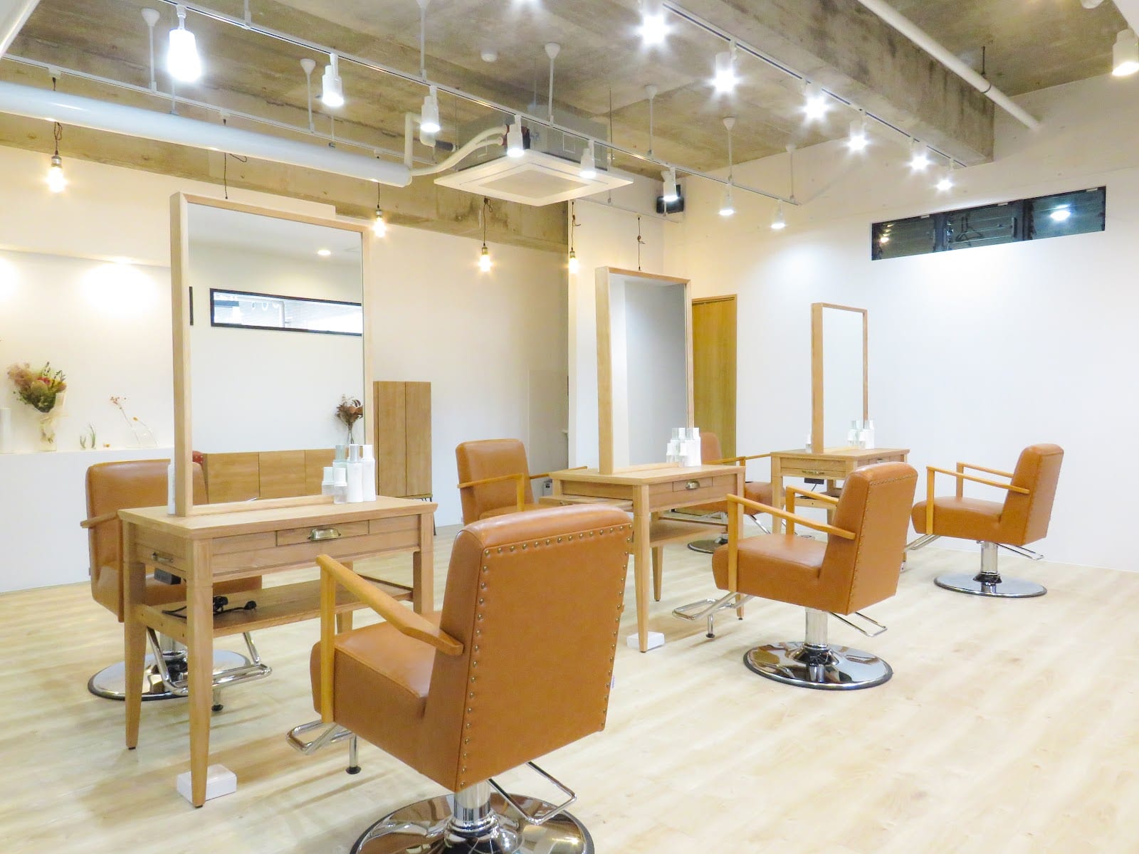 mado eyelash&hari(広島)のメンズ眉毛サロン店内写真 1枚目