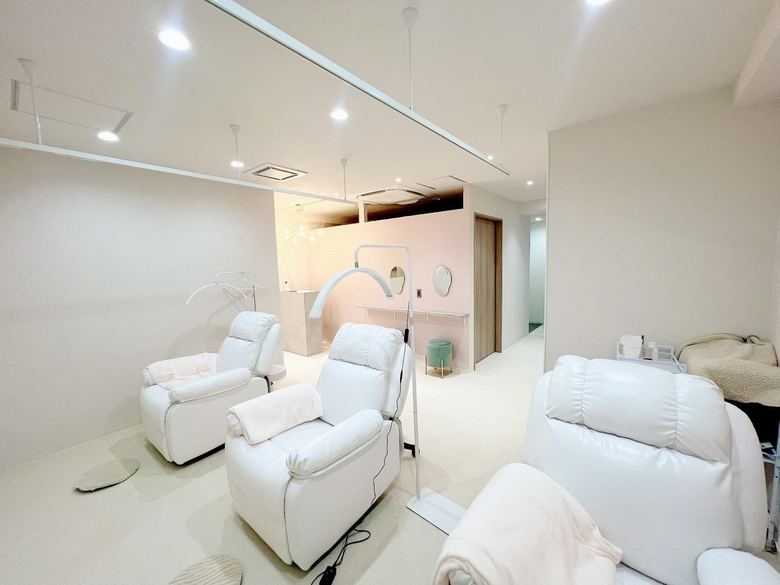 M.LASH(池袋)のメンズ眉毛サロン店内写真 1枚目