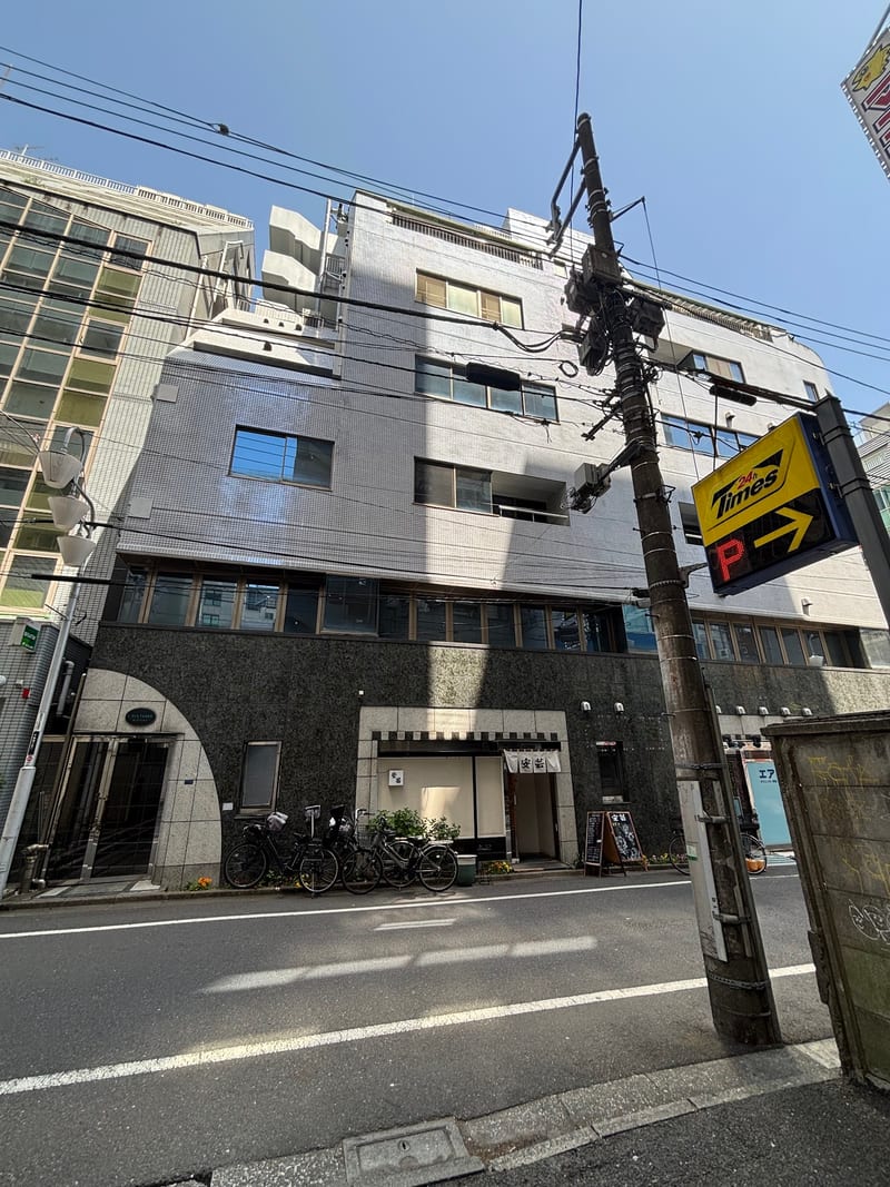 眉毛アイブロウ&まつ毛パーマ専門店 バンビッシュ新宿三丁目店の店内写真2