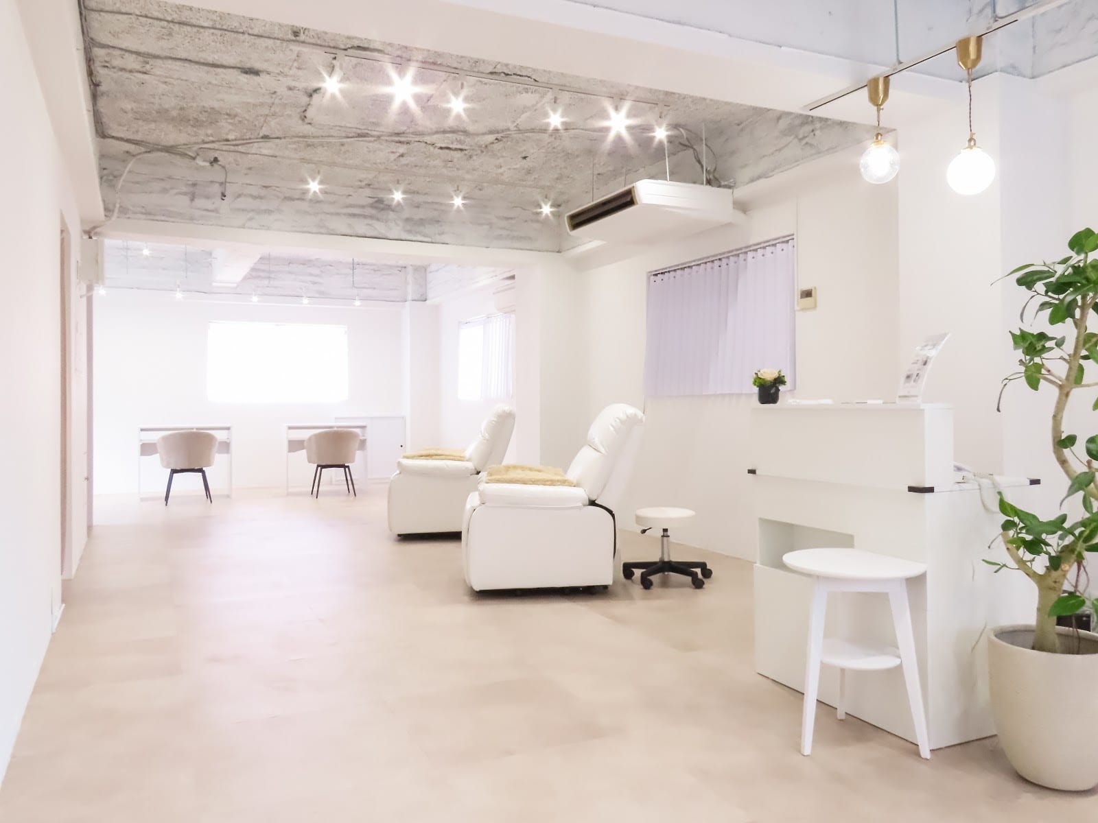 EYE&NAIL I.RO 田町三田店(品川)のメンズ眉毛サロン店内写真 1枚目