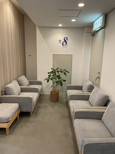 プラスエイト横浜西口店メンズ眉毛専門サロン 店内写真 1枚目