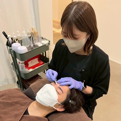 プラスエイト横浜西口店メンズ眉毛専門サロン 店内写真 2枚目