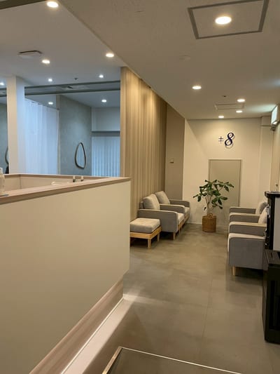 プラスエイト横浜西口店メンズ眉毛専門サロン 店内写真 3枚目