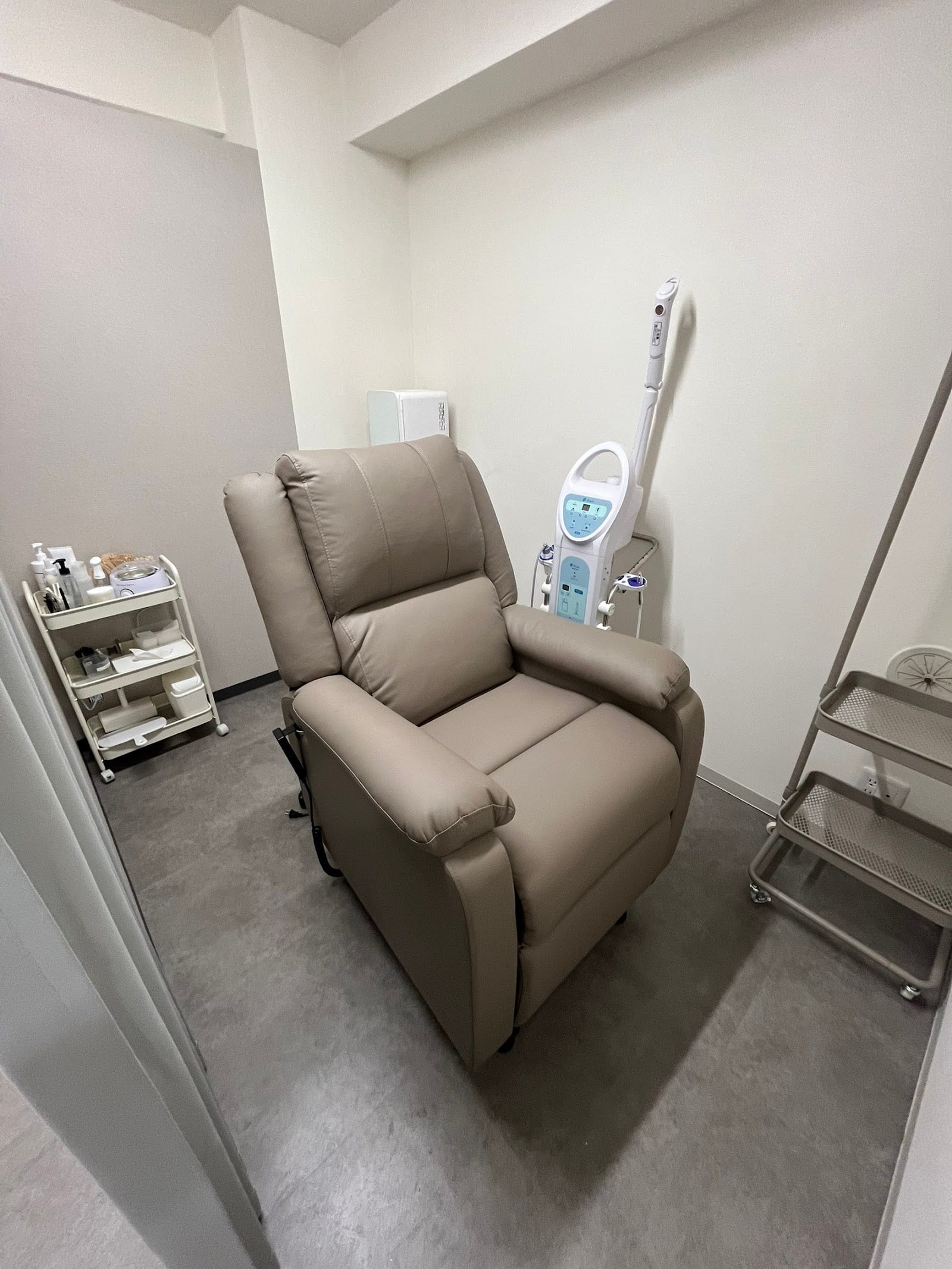 男眉salon OnFleek!渋谷店(渋谷)のメンズ眉毛サロン店内写真 1枚目